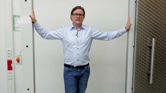 Simon Brandhorst von Cool it steht in der offenen T1 CI Tür und erklärt im Produktvideo Hannover von 52° Film ihre Vorzüge.