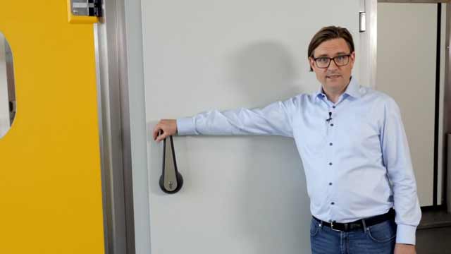 Simon Brandhorst von Cool it erklärt im Produktvideo Hannover von 52° Film die Vorzüge der T3 D12 Kühlhaustür.