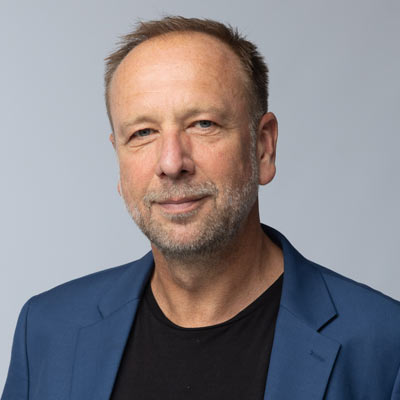 Udo-Schloermann-Designer-Videograf-VideoProducer-Kameramann-VideoEditor-Cutter-52GradFilm-Hannover-Anzug